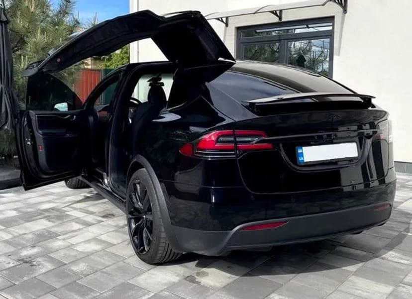 121 Tesla Model X чорна без водія у Києві