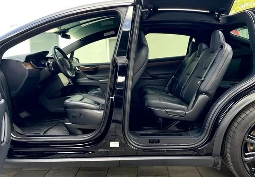 121 Tesla Model X чорна без водія у Києві
