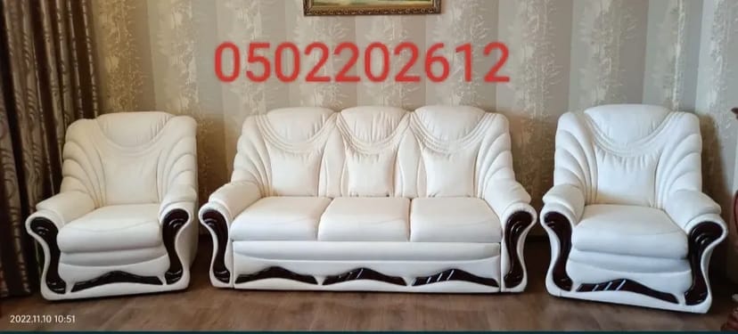 Відновлення меблів: Реставрація, ремонт каркасів, заміна оббивки.