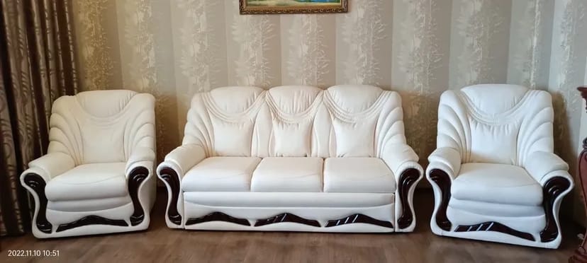 Відновлення меблів: Реставрація, ремонт каркасів, заміна оббивки.