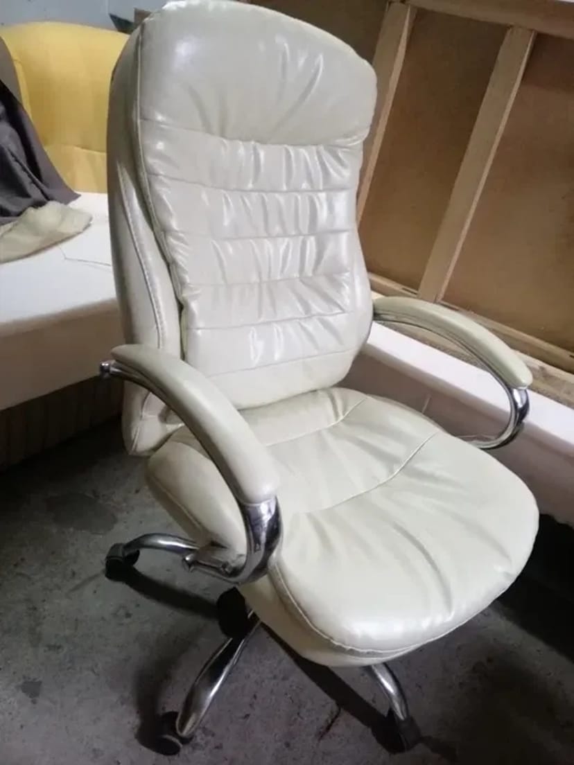 Відновлення меблів: Реставрація, ремонт каркасів, заміна оббивки.