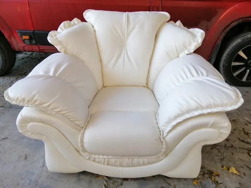 Відновлення меблів: Реставрація, ремонт каркасів, заміна оббивки.