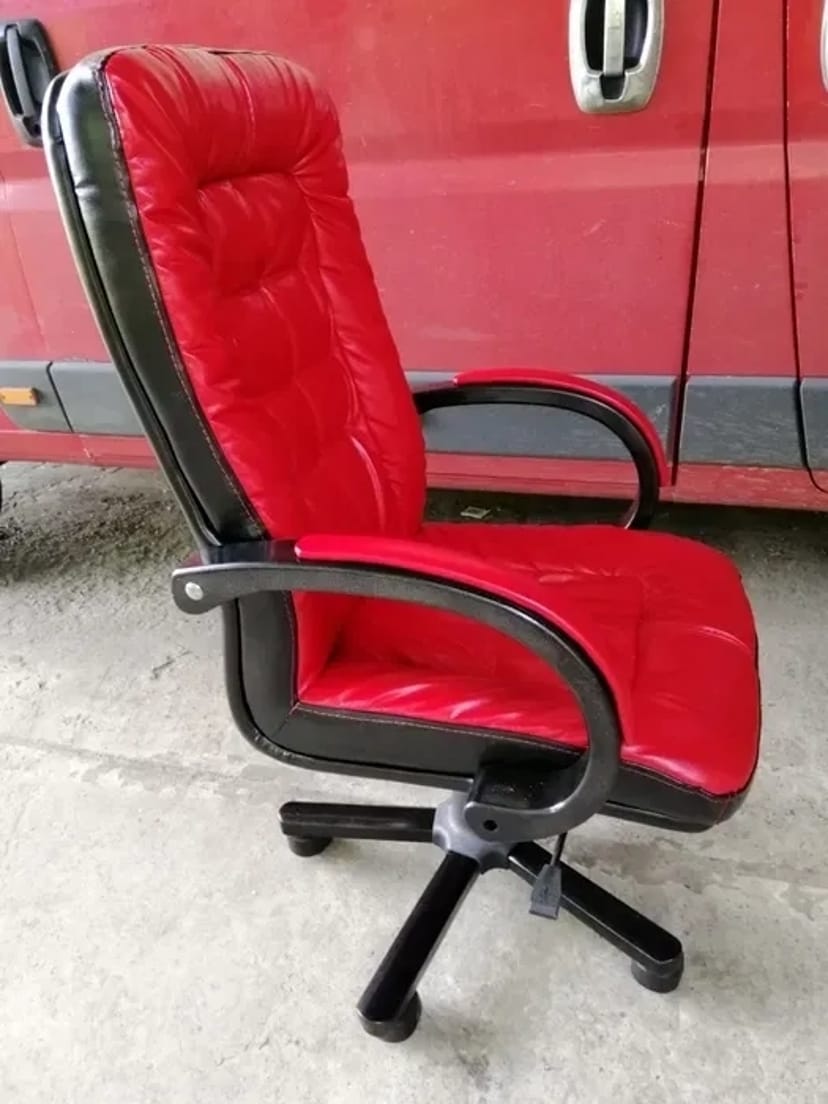 Відновлення меблів: Реставрація, ремонт каркасів, заміна оббивки.