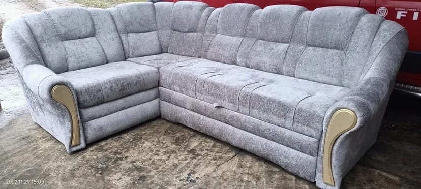 Відновлення меблів: Реставрація, ремонт каркасів, заміна оббивки.