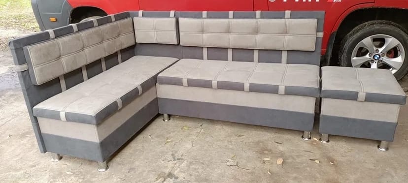 Відновлення меблів: Реставрація, ремонт каркасів, заміна оббивки.