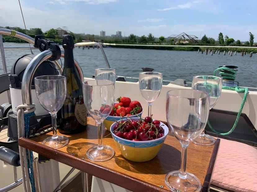 Яхта "Bavaria-29" запрошує на борт компанії до 4х осіб для відпочинку | Також пропонуємо майстер-класи з навчання яхтингу та повні курси  кермування вітрильно-моторним круїзером!