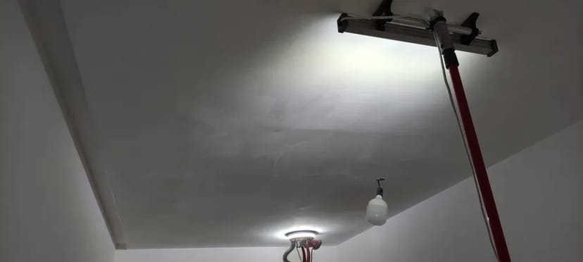 Стяжка, штукатурка, монтаж гіпсокартону, фарбування, поклейка шпалер.