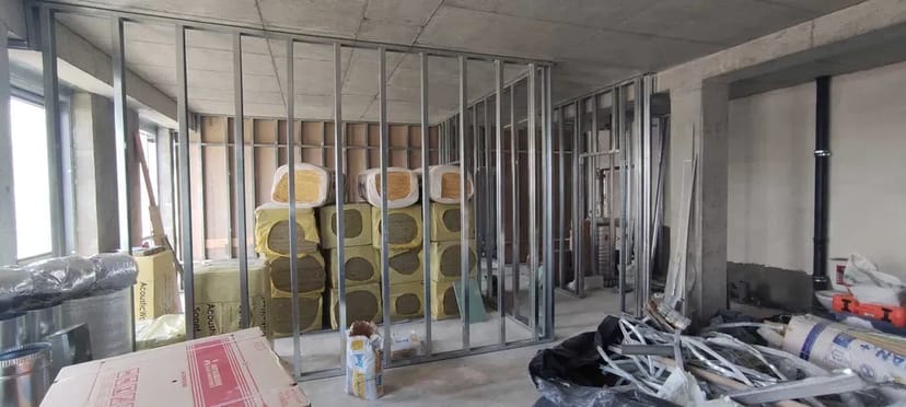 Стяжка, штукатурка, монтаж гіпсокартону, фарбування, поклейка шпалер.