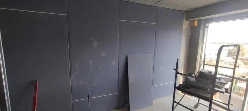 Стяжка, штукатурка, монтаж гіпсокартону, фарбування, поклейка шпалер.