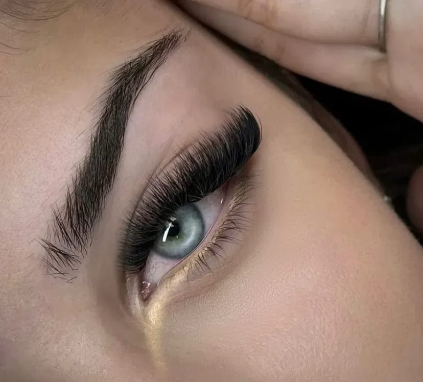 Професійне нарощення вій для створення ідеального та виразного погляду