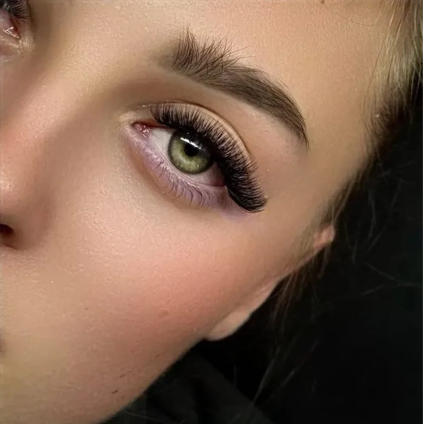 Професійне нарощення вій для створення ідеального та виразного погляду