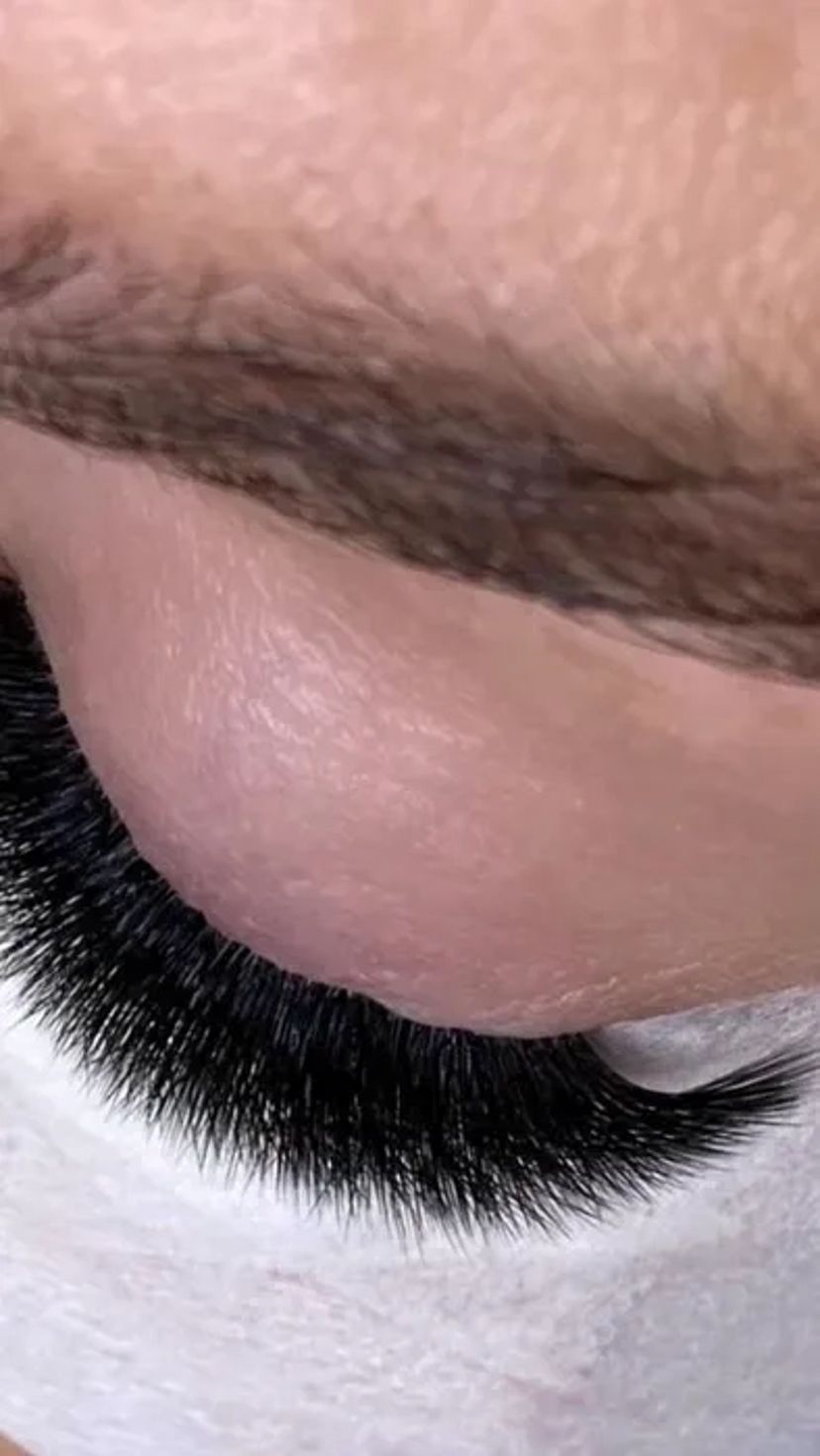 Професійне нарощення вій для створення ідеального та виразного погляду