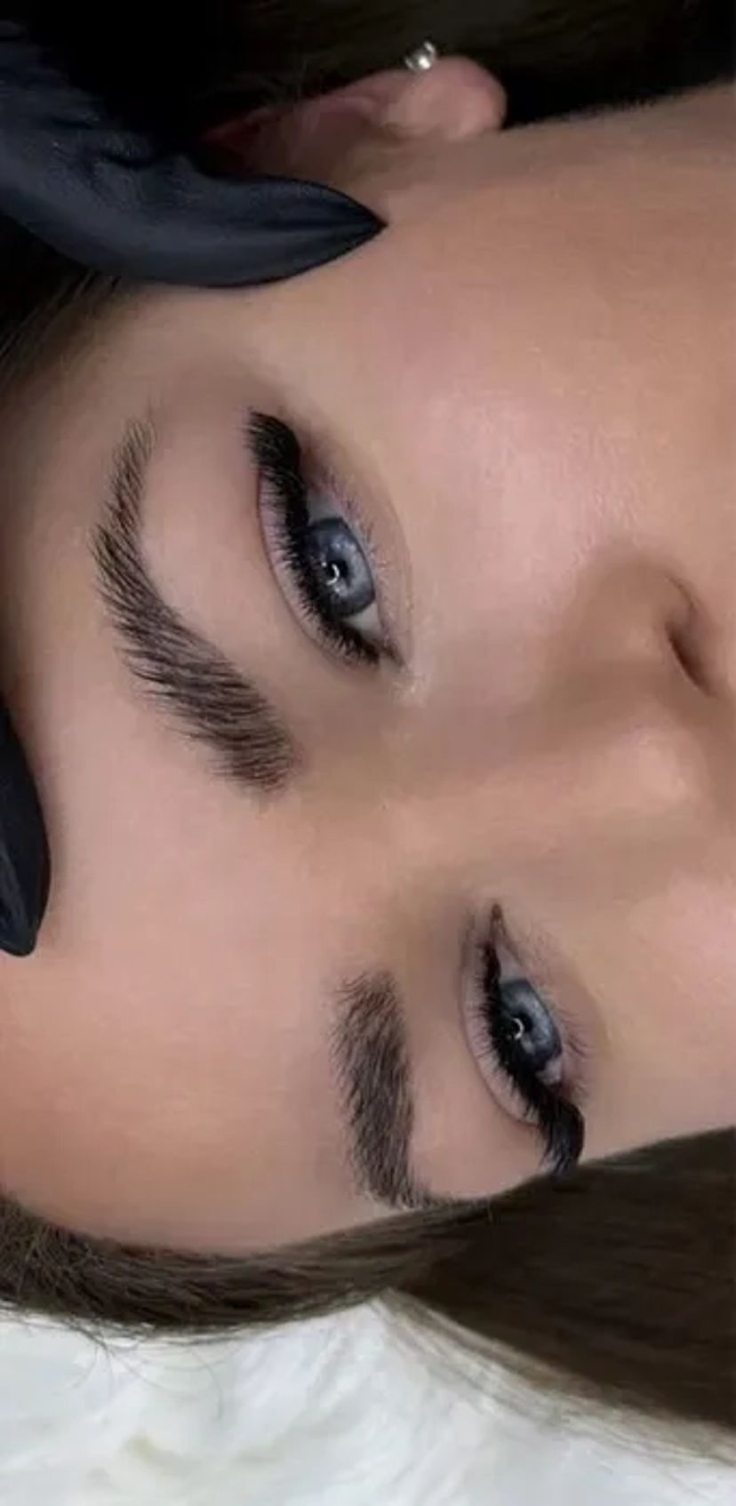 Професійне нарощення вій для створення ідеального та виразного погляду