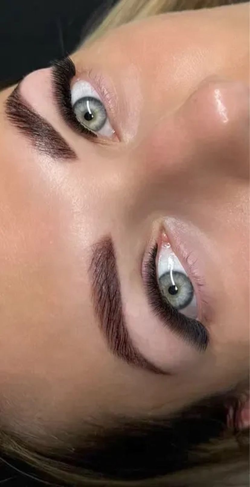 Професійне нарощення вій для створення ідеального та виразного погляду