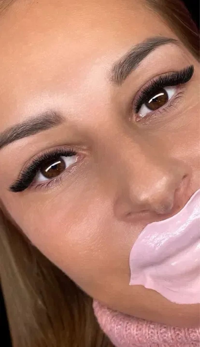 Професійне нарощення вій для створення ідеального та виразного погляду