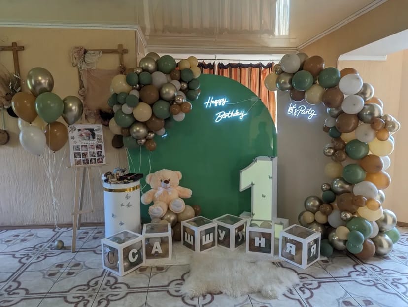 Неонова вивіска Let's Party. Яскраві фото на ваше свято