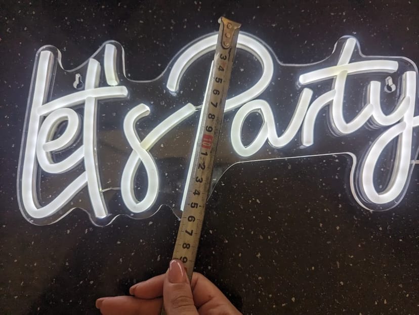 Неонова вивіска Let's Party. Яскраві фото на ваше свято