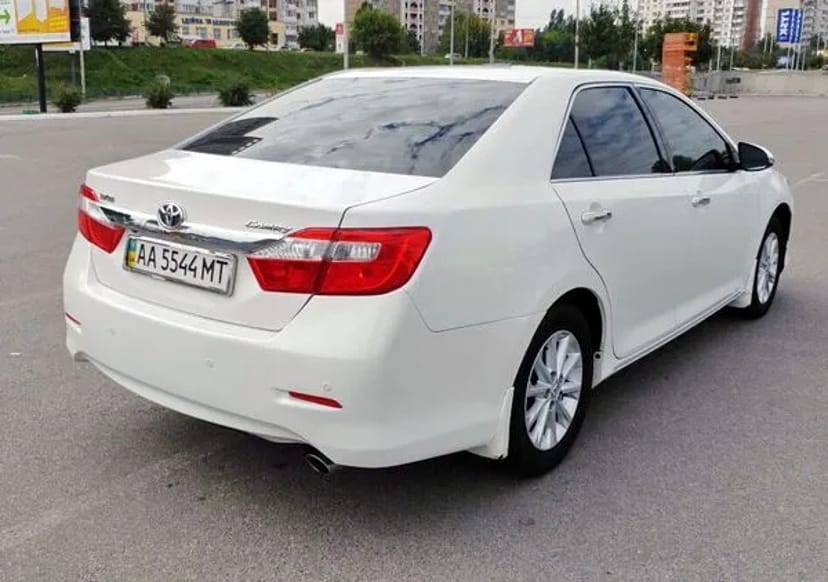152 Toyota Camry V50 біла авто на весілля 