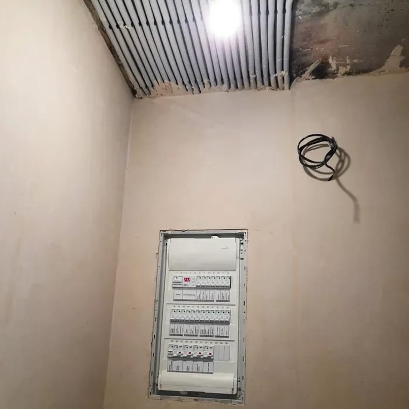 Штробление стен без пыли. Штробы Харьков. Услуги электрика без пыли