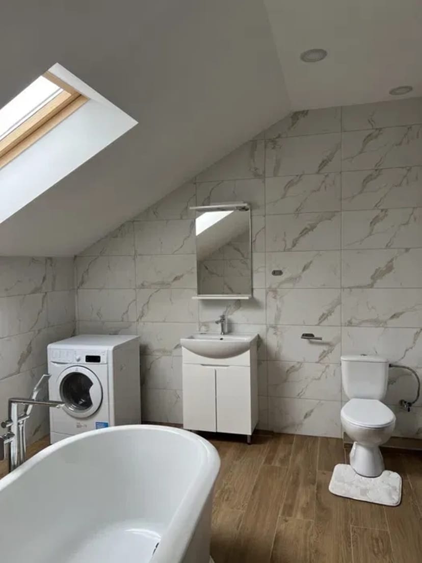 Дворівнева квартира з подвірʼям