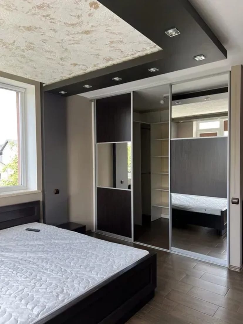 Дворівнева квартира з подвірʼям