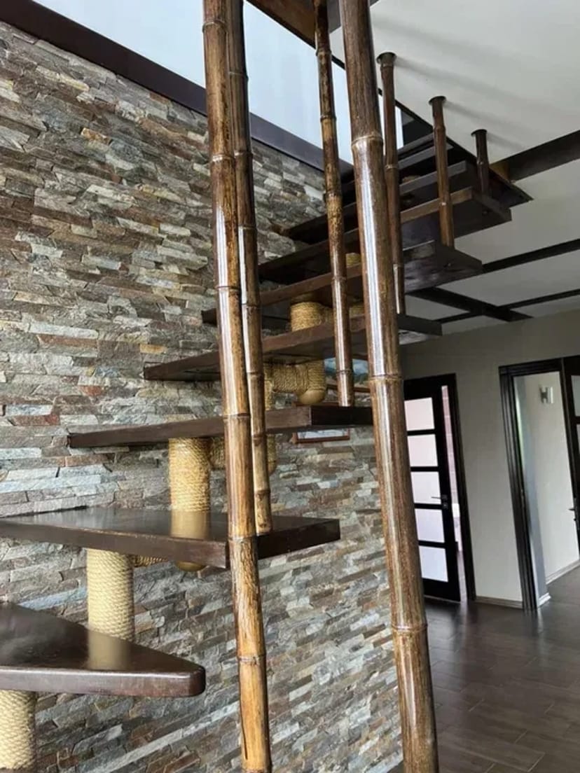 Дворівнева квартира з подвірʼям