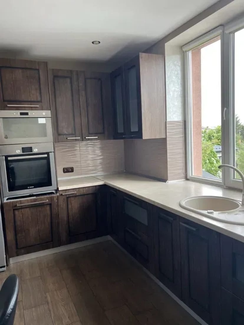 Дворівнева квартира з подвірʼям