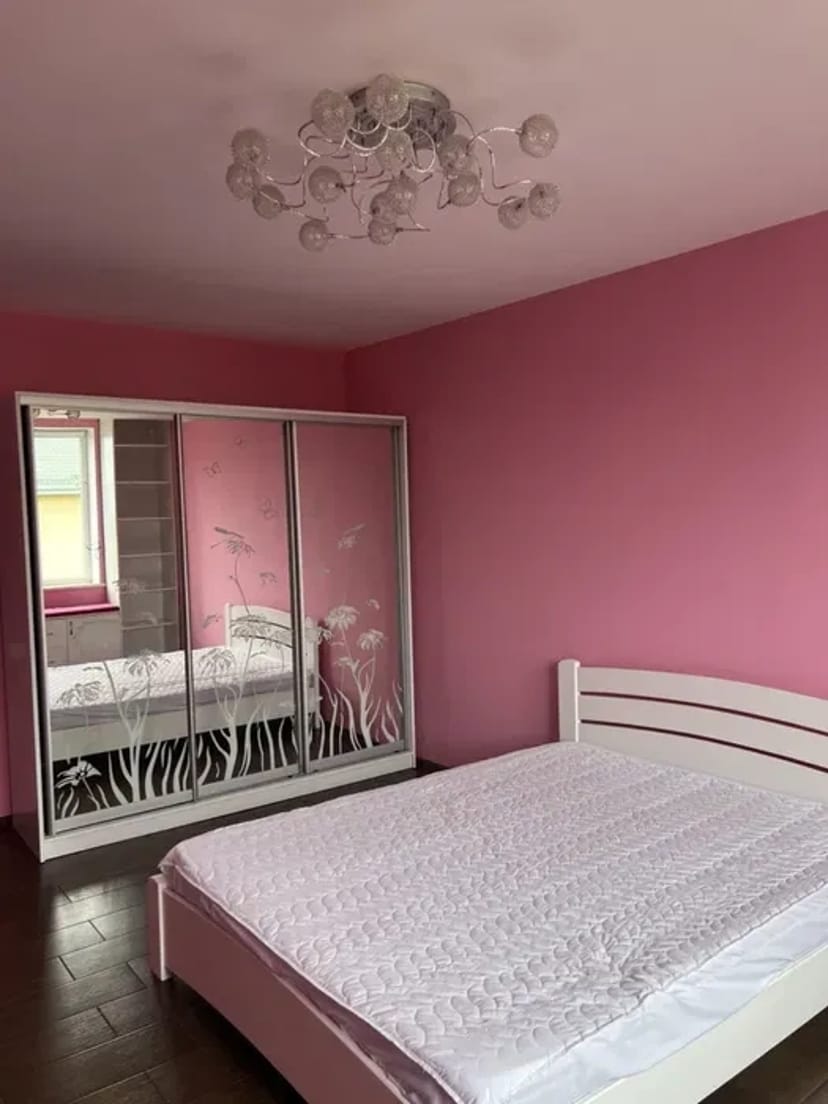 Дворівнева квартира з подвірʼям