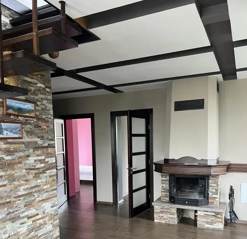 Дворівнева квартира з подвірʼям