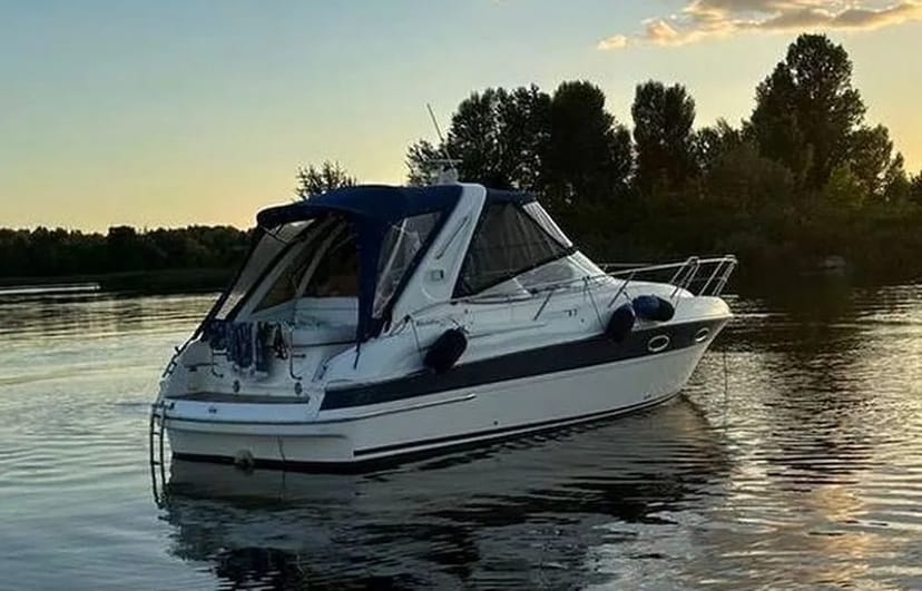 VIP яхти Bavaria 27 у Києві – яхта на день народження, фотосесію, весілля, зйомку