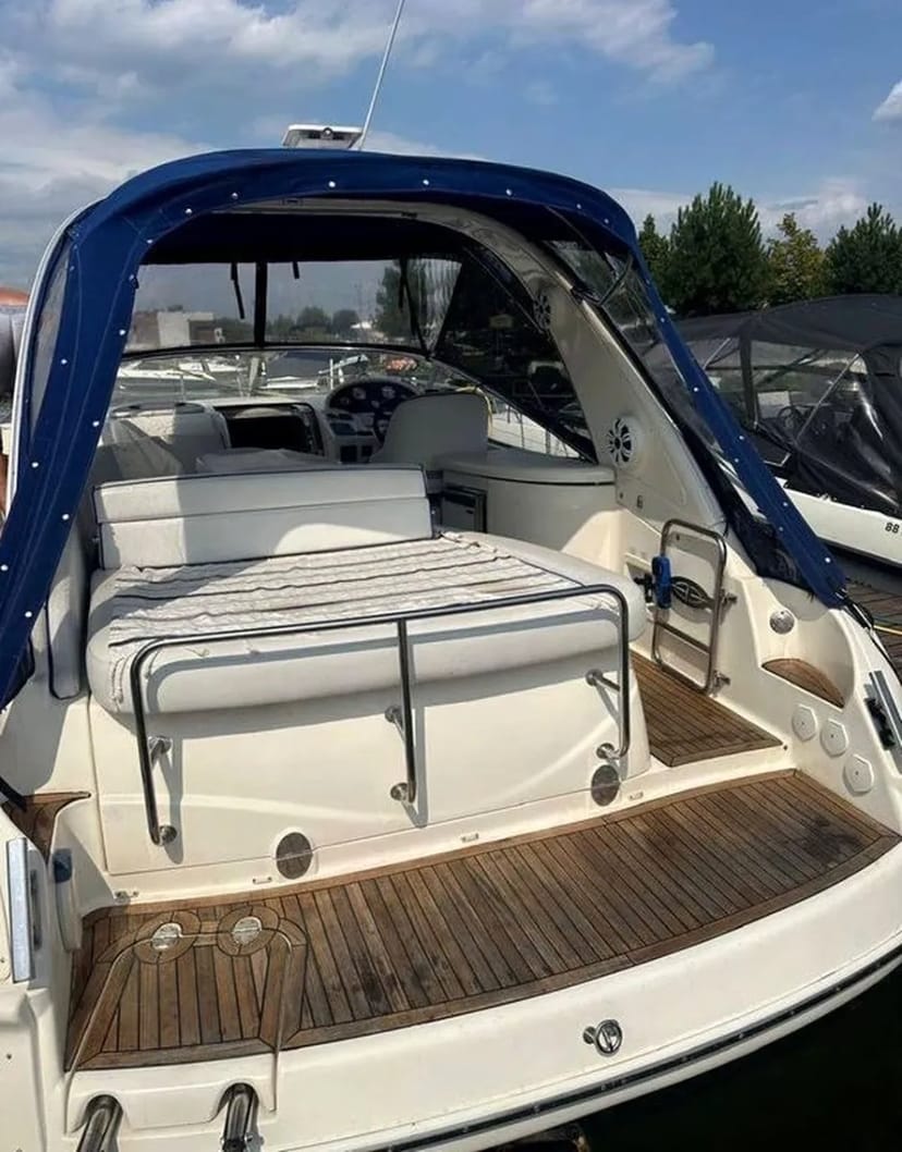 VIP яхти Bavaria 27 у Києві – яхта на день народження, фотосесію, весілля, зйомку