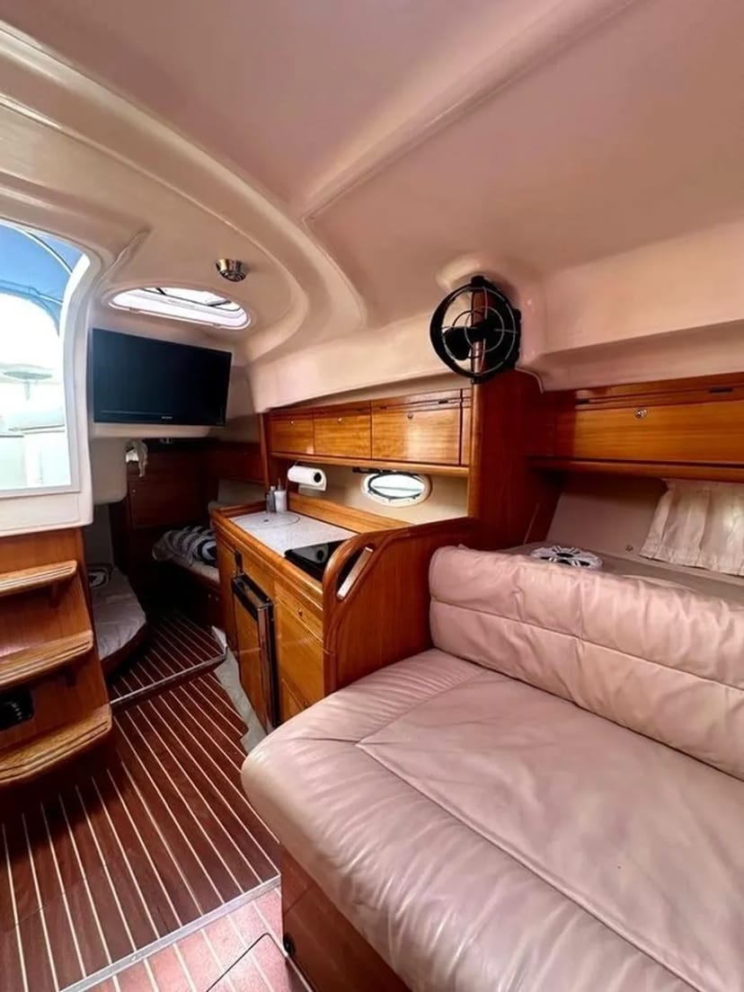 VIP яхти Bavaria 27 у Києві – яхта на день народження, фотосесію, весілля, зйомку