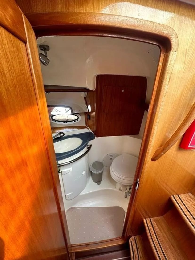 VIP яхти Bavaria 27 у Києві – яхта на день народження, фотосесію, весілля, зйомку