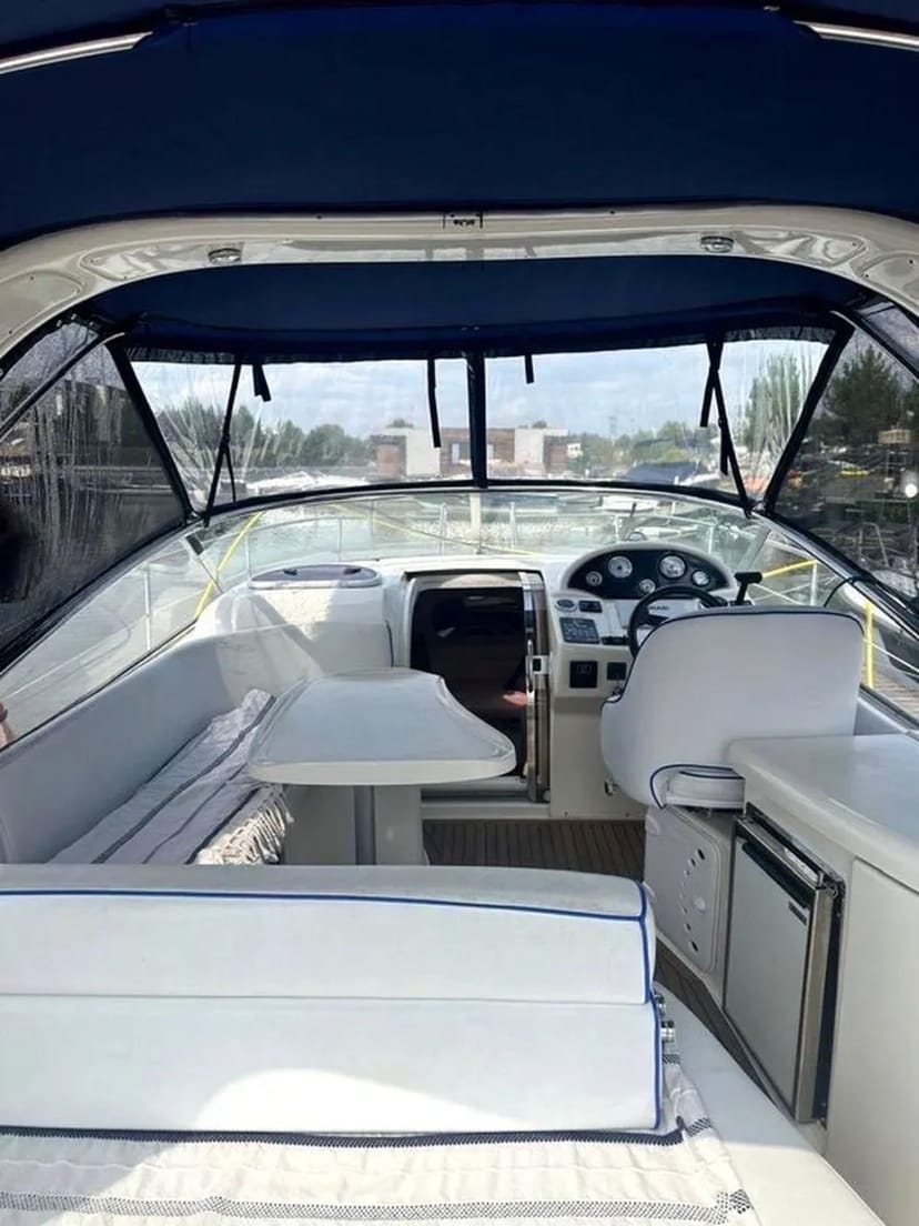 VIP яхти Bavaria 27 у Києві – яхта на день народження, фотосесію, весілля, зйомку