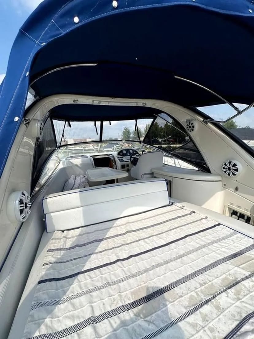 VIP яхти Bavaria 27 у Києві – яхта на день народження, фотосесію, весілля, зйомку