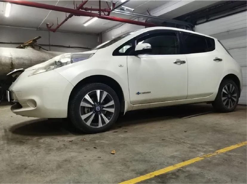   Авто Nisan Leaf