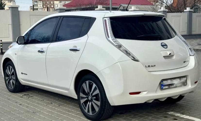   Авто Nisan Leaf