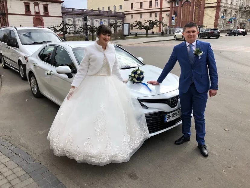 Авто на свадьбу Тойота Камри 70 Белый перламутр и Камри 40 белого цвета