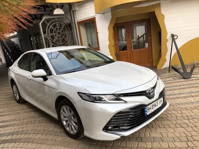 Авто на свадьбу Тойота Камри 70 Белый перламутр и Камри 40 белого цвета