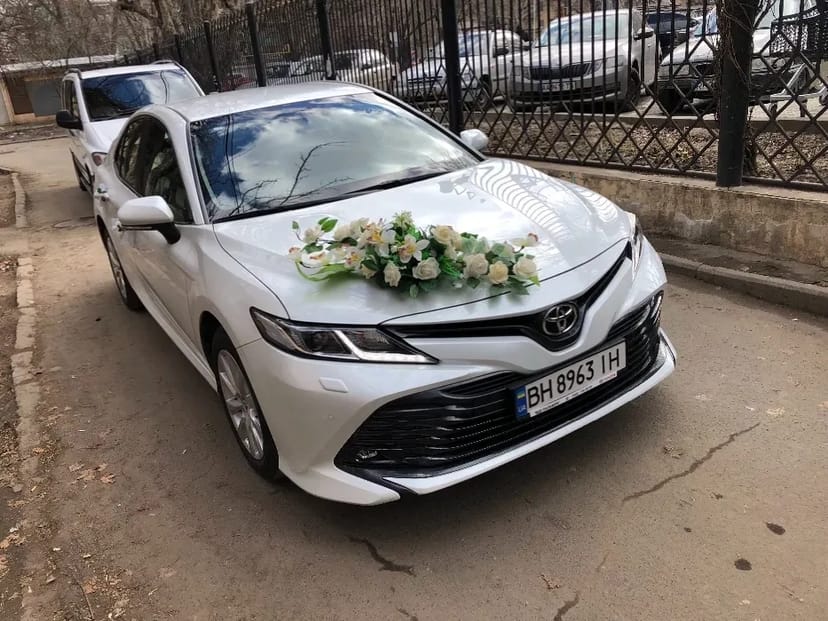 Авто на свадьбу Тойота Камри 70 Белый перламутр и Камри 40 белого цвета