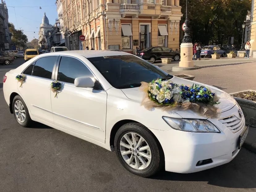 Авто на свадьбу Тойота Камри 70 Белый перламутр и Камри 40 белого цвета