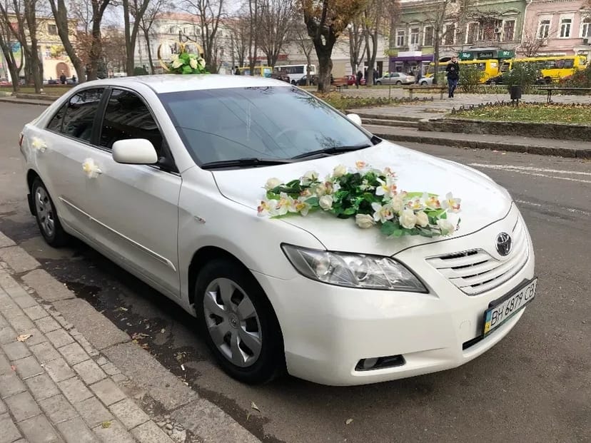 Авто на свадьбу Тойота Камри 70 Белый перламутр и Камри 40 белого цвета