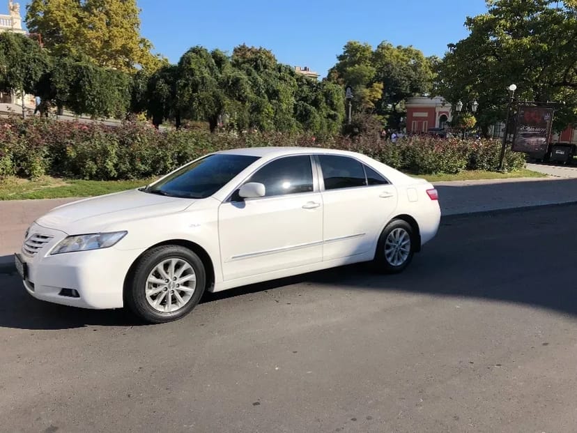 Авто на свадьбу Тойота Камри 70 Белый перламутр и Камри 40 белого цвета