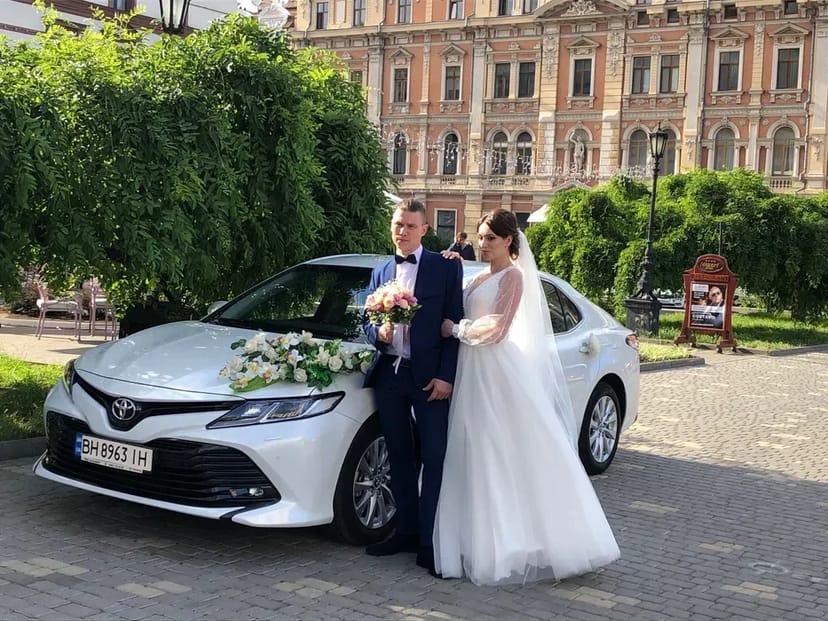 Авто на свадьбу Тойота Камри 70 Белый перламутр и Камри 40 белого цвета