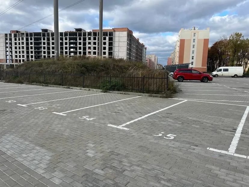 Паркомісце між жк “Smart Residence” та “Sanville Park”
