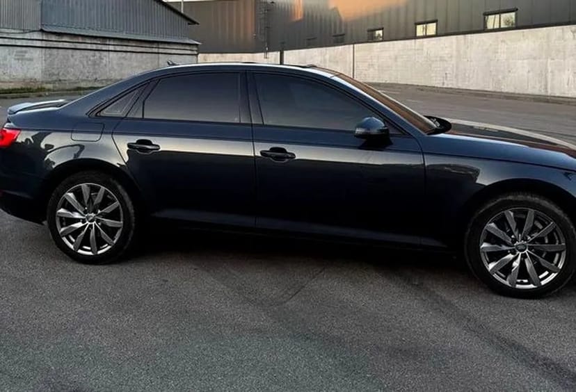 139 Авто Audi A4 без водія