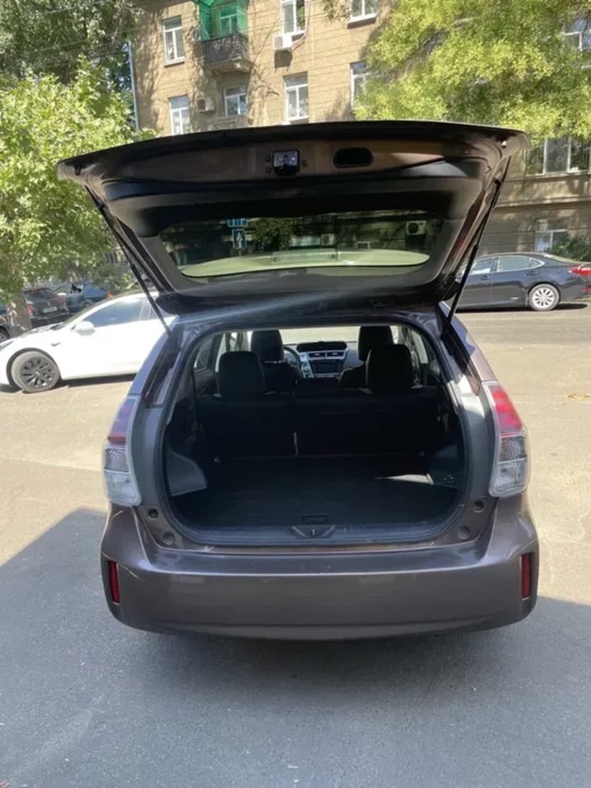 Toyota Prius V 2016 року