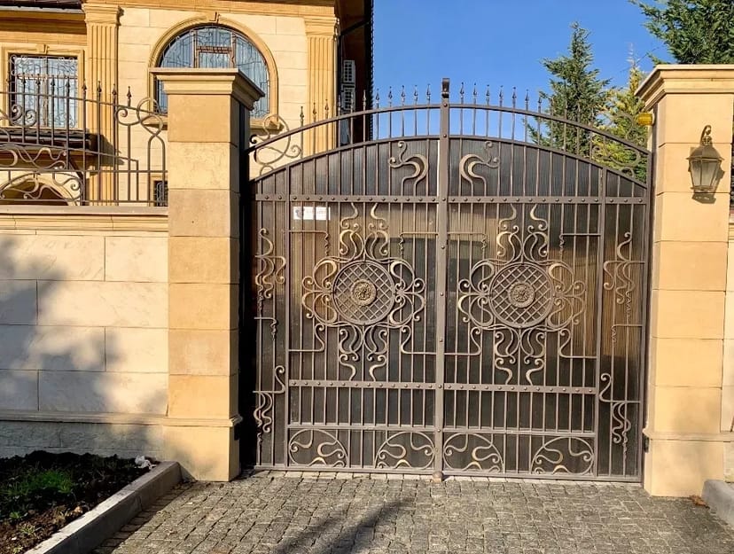 Ворота в'їзні: розпашні, ковані, ролети, ролетні, відкатні
