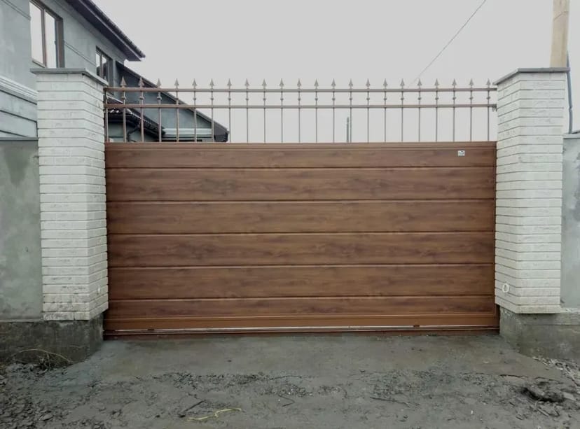 Ворота в'їзні: розпашні, ковані, ролети, ролетні, відкатні
