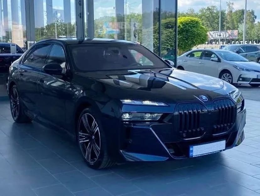 340 Авто на весілля BMW i7 xDrive без водія